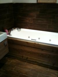 Carrelage grs crame imitation bois dans une salle de bain